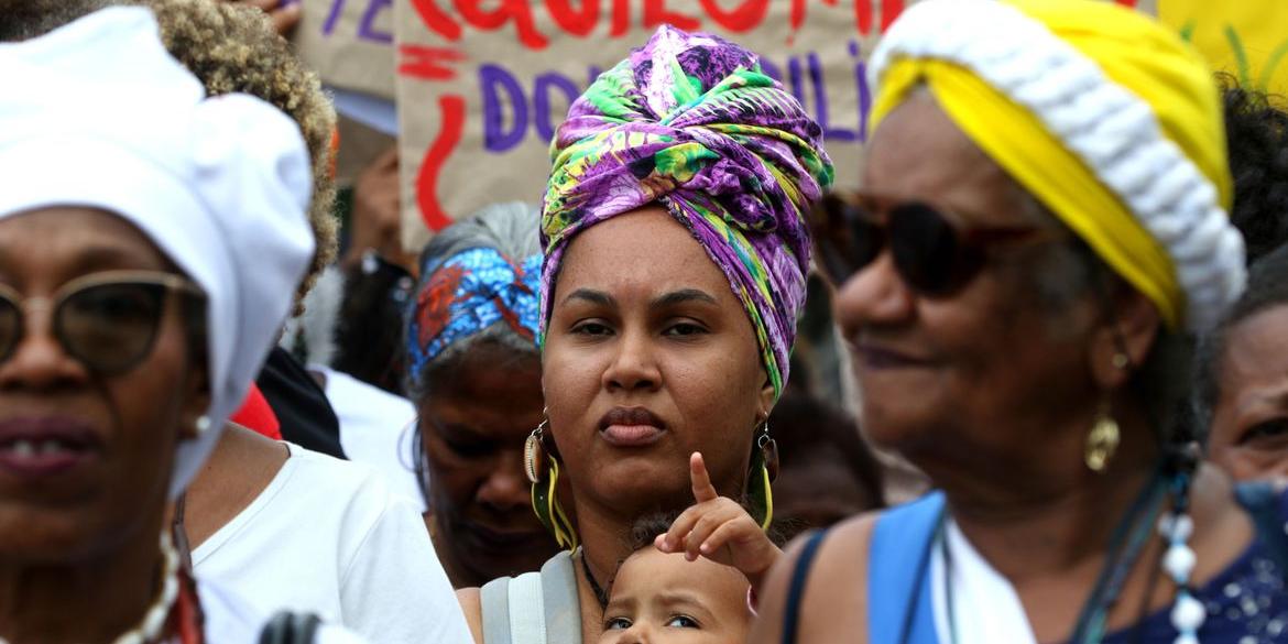 Rio de Janeiro (RJ), 30/07/2023 - IX Marcha das Mulheres Negras do Rio de Janeiro, na praia de Copacabana, zona sul da cidade (Tânia Rêgo/Agência Brasil)