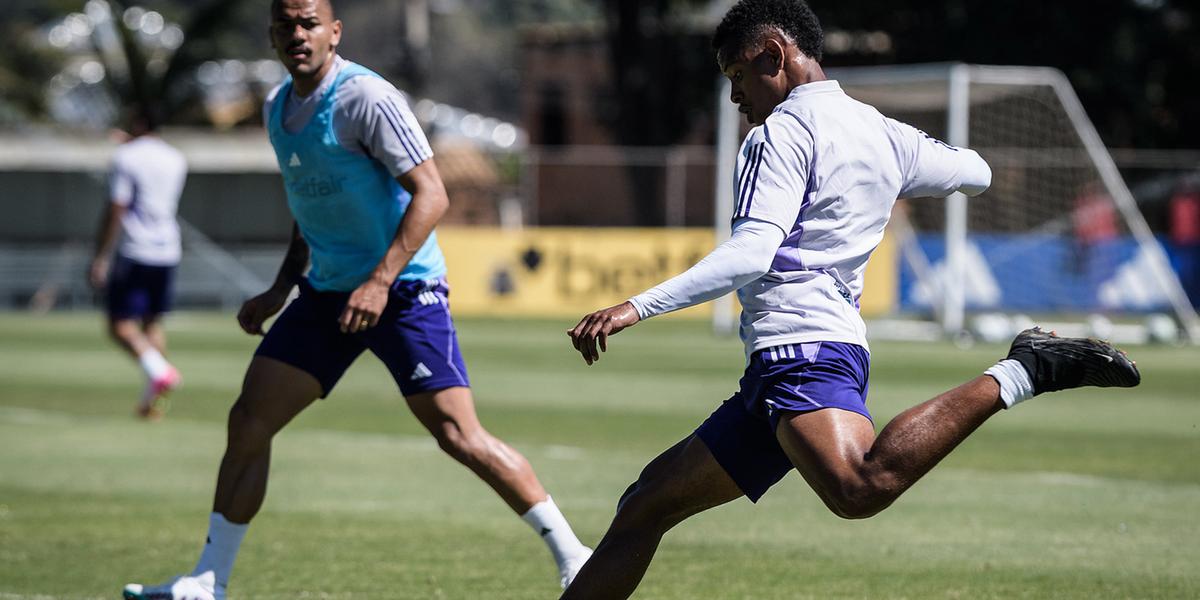 Pepa trabalha situações ofensivas na Toca da Raposa II visando o duelo contra o Grêmio (Gustavo Aleixo / Cruzeiro)