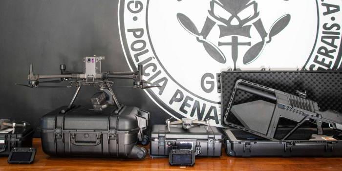 O equipamento faz parte de um kit que conta com outro aparelho, o Drone Gun, que abate o drone com precisão militar (Tiago Cicarinni / Sejusp)