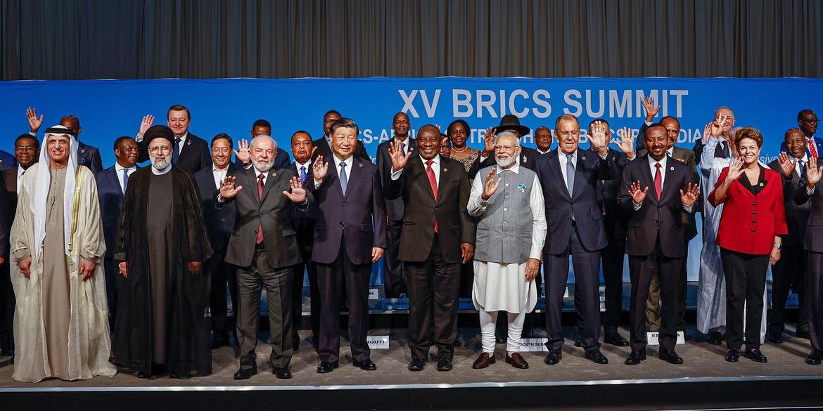 Joanesburgo, África do Sul, 24.08.2023 - Presidente da República, Luiz Inácio Lula da Silva, e presidentes dos países amigos do BRICS, posam para foto oficial após a reunião do grupo, no Sandton Convention Centre, em Joanesburgo (Ricardo Stuckert / PR)