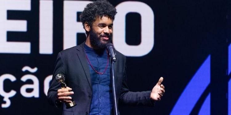 O cineasta Gabriel Martins celebrou a conquista no palco da premiação (Reprodução/Redes Sociais Instagram)