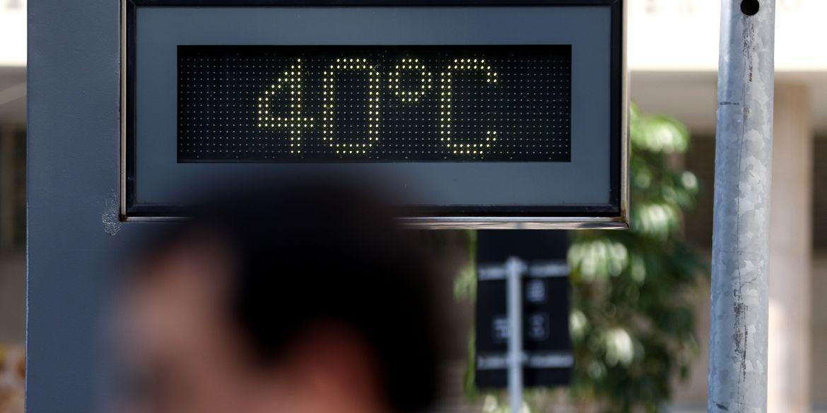 Rio de Janeiro (RJ), 24/08/2023 - Rio de Janeiro (RJ), 24/08/2023 - Termômetro, no centro da cidade, chega a marcar 40 graus em meio a forte onda de calor. (Tânia Rêgo / Agência Brasil)