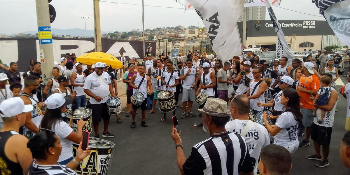 Torcida ensaia para o grande dia: a estreia da Arena MRV (Maurício Vieira / Hoje em Dia)