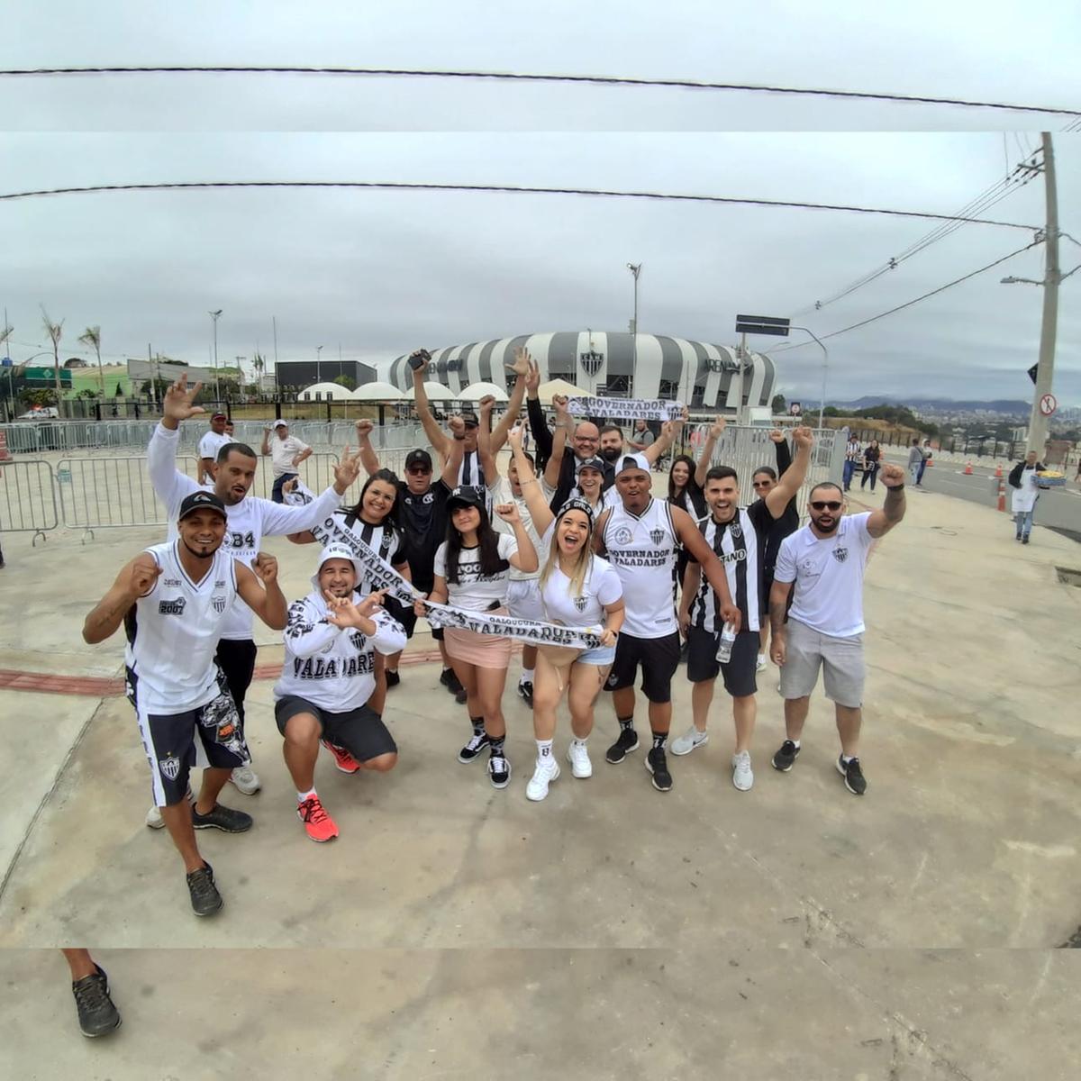 Torcedores de Valadares que chegaram cedo ao estádio (Maurício Vieira / Hoje em Dia)