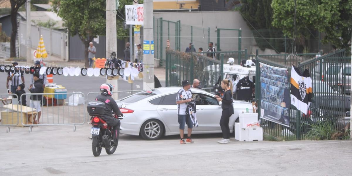 Estacionamentos improvisados na região da Arena MRV estão cobrando entre R$ 50 e R$ 100, mais caro que dentro do estádio (Maurício Vieira / Hoje em Dia)