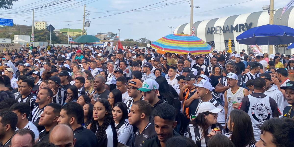 Torcedores lotaram rua de uma das entradas da Arena MRV para assistir ao jogo pelas TV´s de um bar (Bernardo Haddad / Hoje em Dia)