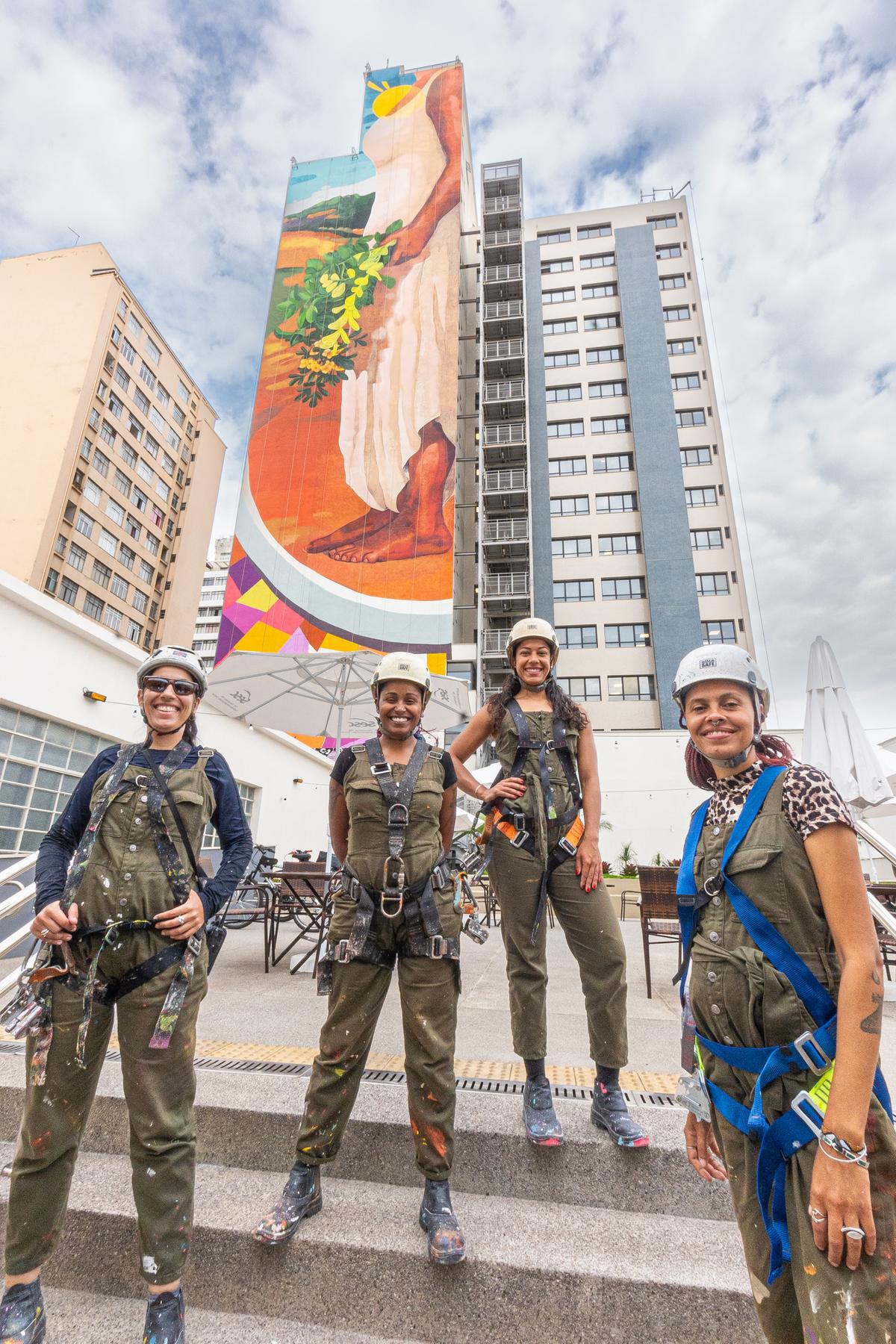 Carol Jaued, Musa, Nica e Lídia Viber assinam a primeira empena do país pintada por um coletivo de mulheres (Guiga Guimarães/ Divulgação)