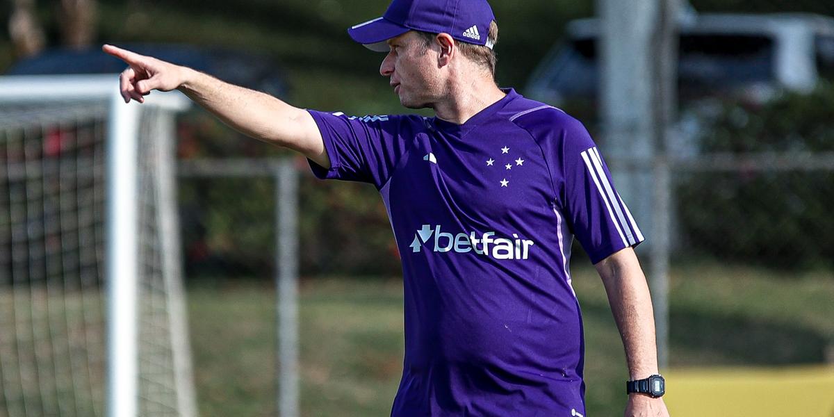 Fernando Seabra comandou o primeiro treino como técnico interino do Cruzeiro nesta tarde (Reprodução/ Twitter Cruzeiro)