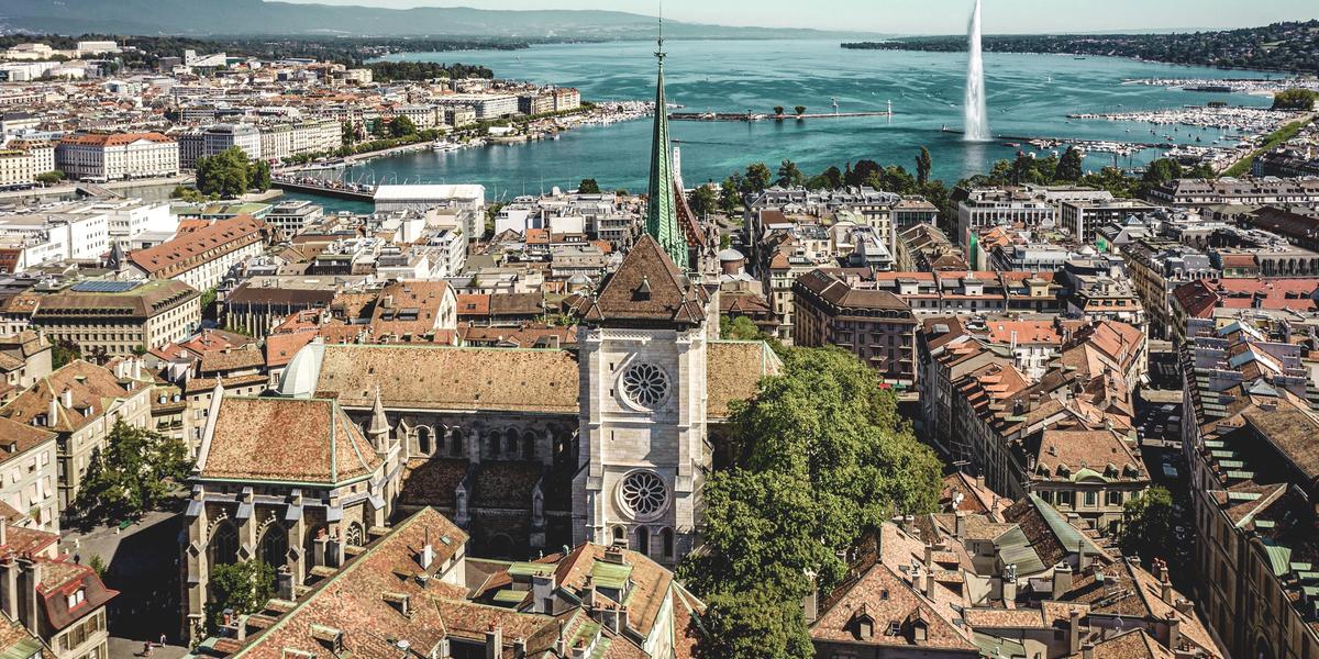 O famoso teleférico tem infraestrutura impecável com restaurante panorâmico, paredão de escalada de 20 metros com instrutor e plataforma 360º com vistas de tirar o fôlego (Genebra / divulgação)