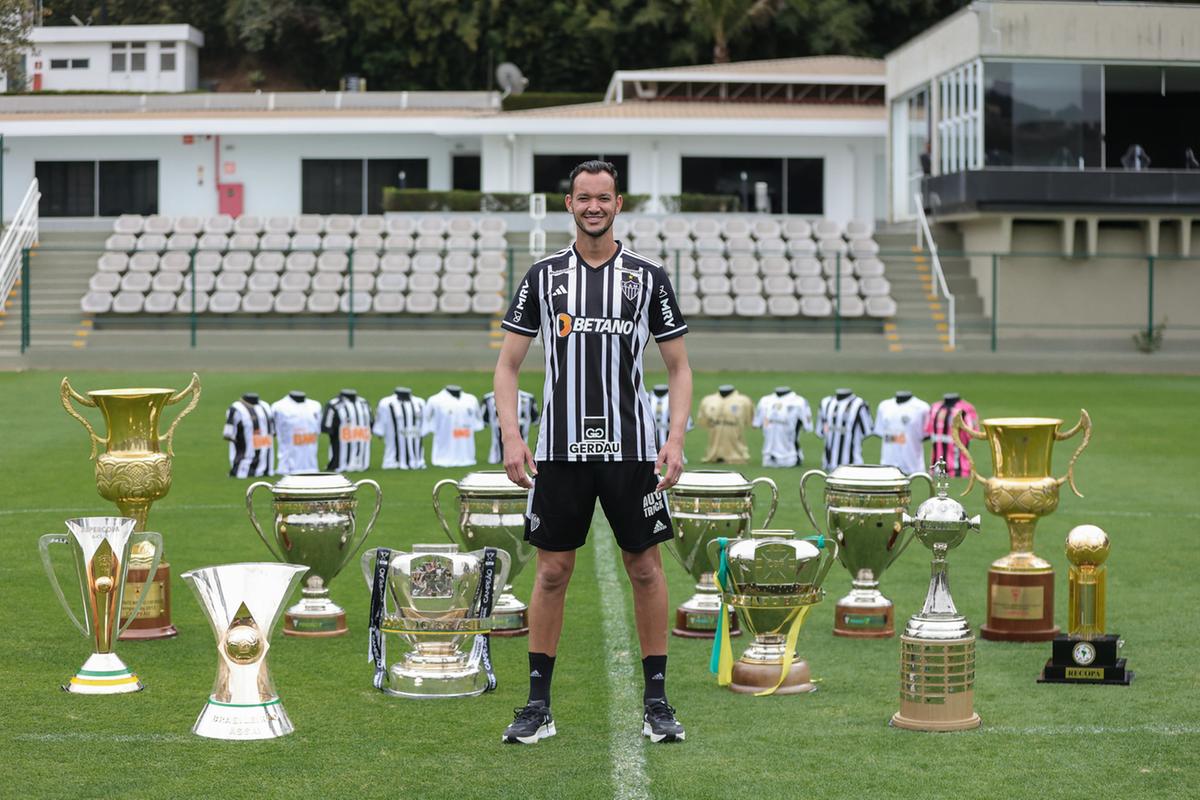 Atlético celebra os 350 jogos do zagueiro Réver com exposição dos troféus conquistados pelo jogador (Pedro Souza / Atlético)