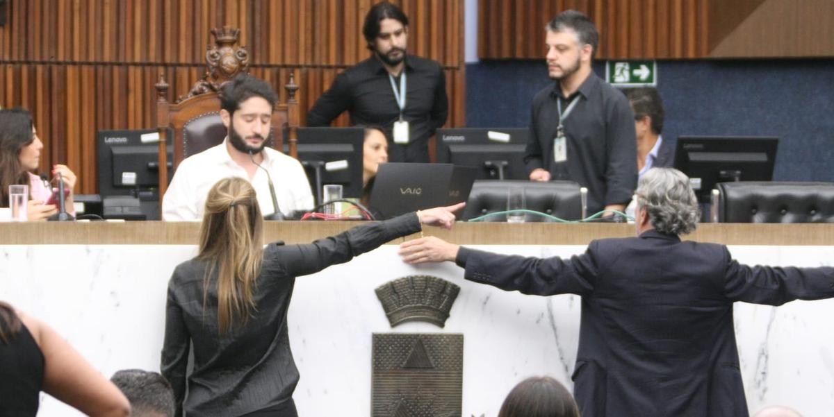 Protesto dos vereadores após o presidente sugerir 2 horas de recesso na votação desta sexta (Maurício Vieira / Hoje em Dia)