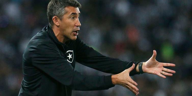 Técnico português Bruno Lage respondeu apenas um pergunta na coletiva de imprensa depois do jogo e, de forma surpreendente, colocou o cargo à disposição e saiu da sala - (Vitor Silva/Botafogo/Direitos Reservados)