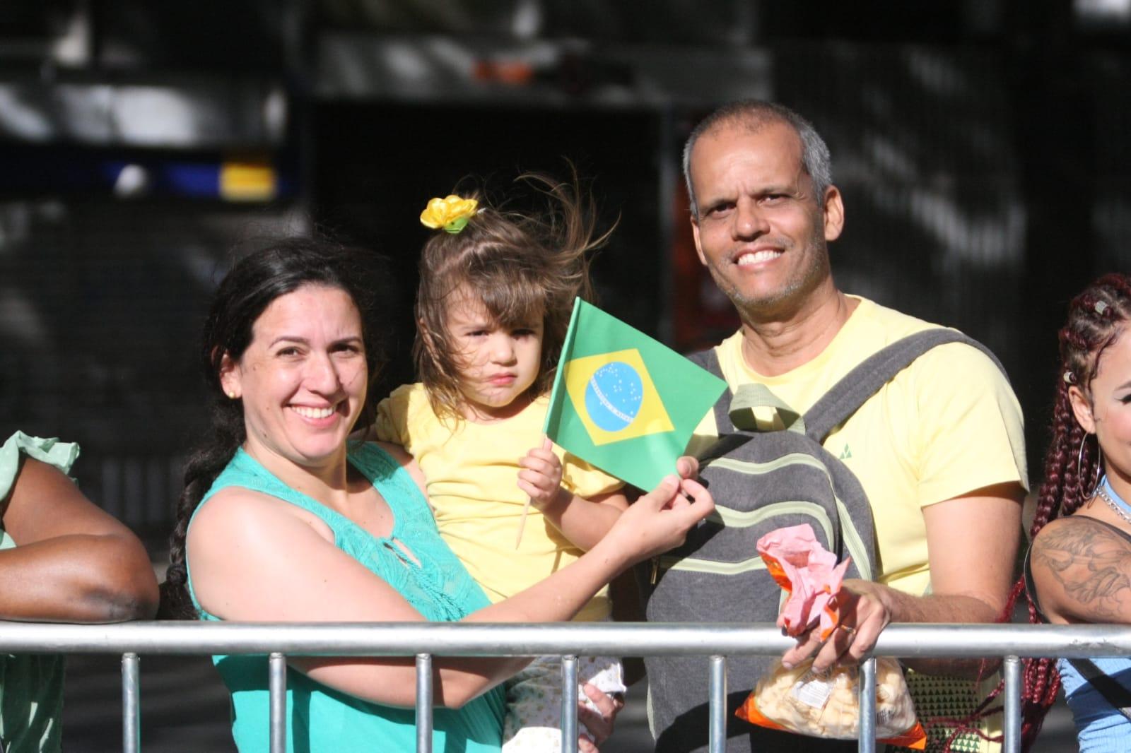 FOTOS: Centenas De Pessoas Acompanham Desfile Do 7 De Setembro Em BH