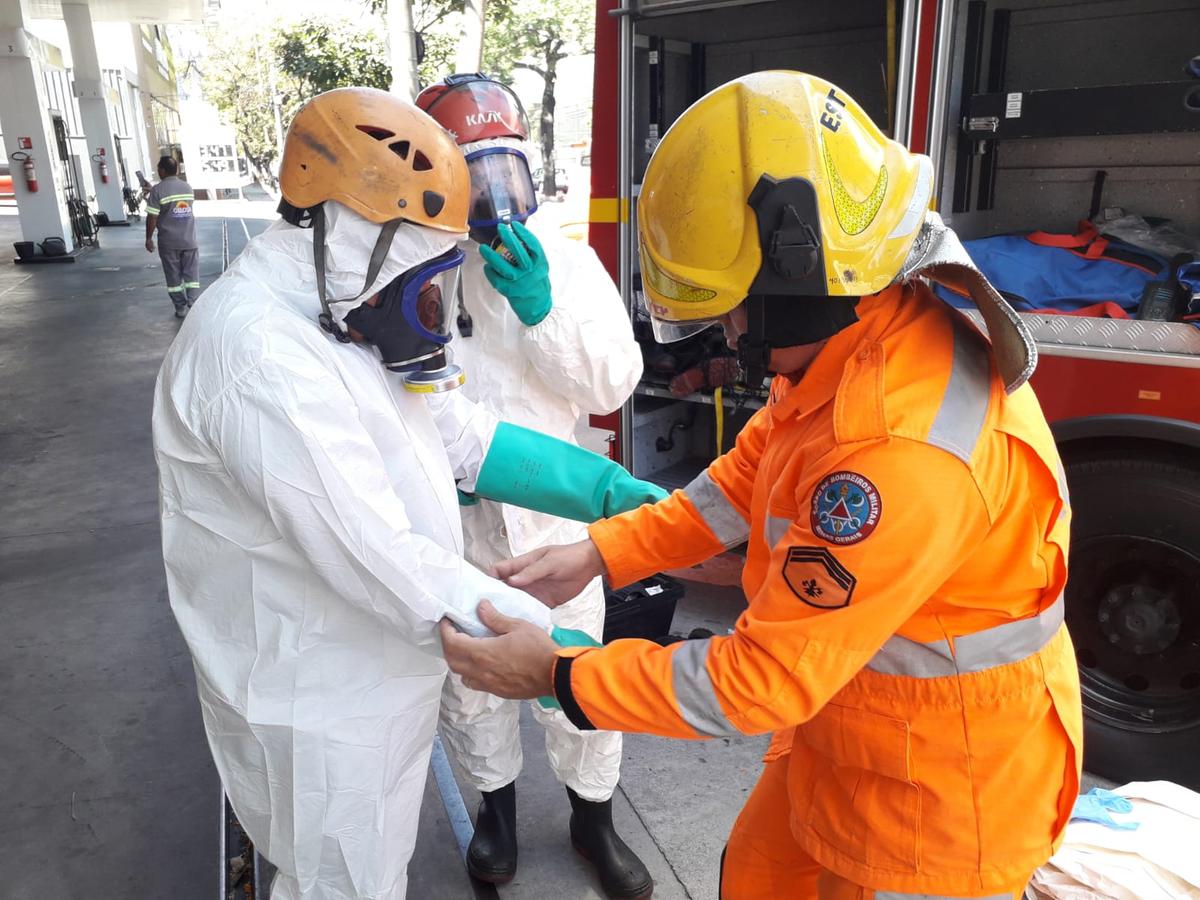 Bombeiros se preparando para entrar na fábrica de gelo (Maurício Vieira / Hoje em Dia)