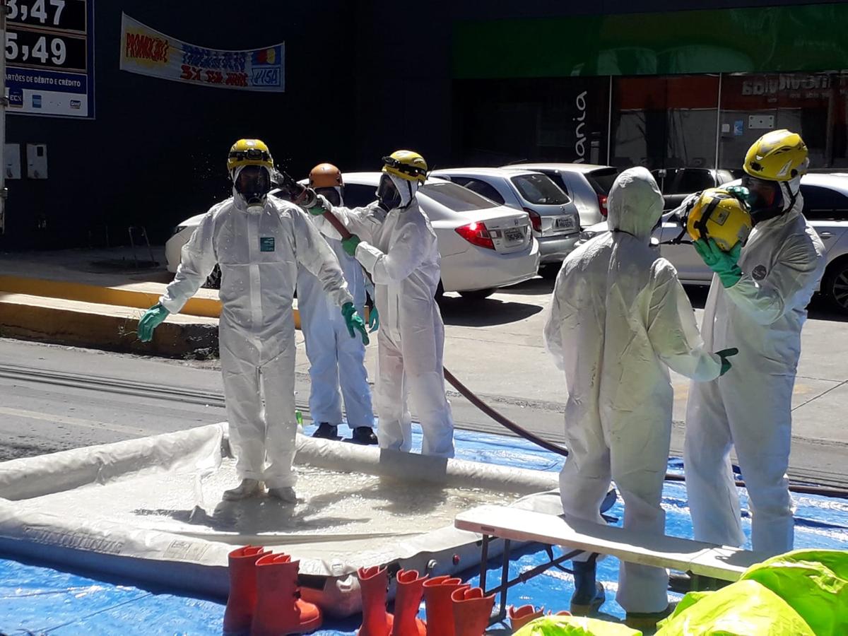 Descontaminação dos bombeiros que entraram na empresa (Maurício Vieira / Hoje em Dia)