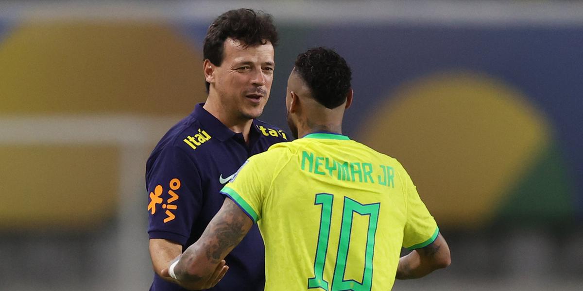 Fernando Diniz conversa com Neymar durante o jogo (Reprodução / Flickr CBF)