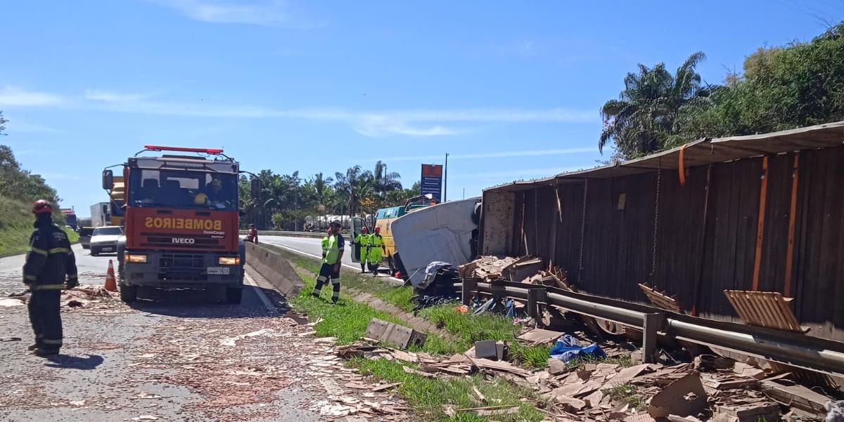 Carreta tombada na BR-381 (Divulgação / CBMMG)