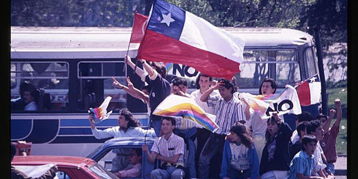 População comemora a vitória do NO para permanência da ditadura (Biblioteca Nacional de Chile)