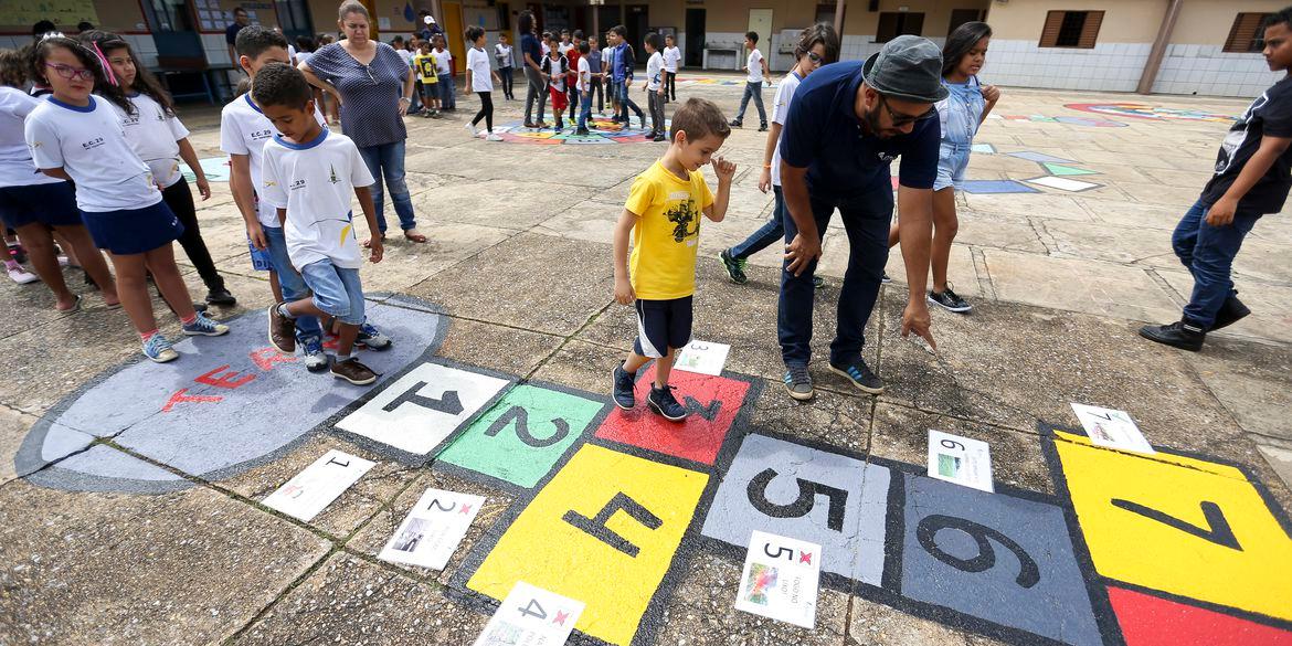 Alunos da Escola Classe 29 de Taguatinga participam de atividades do projeto Adasa na Escola, que ensina crianças a ajudar na preservação da água (Marcelo Camargo/Agência Brasil)