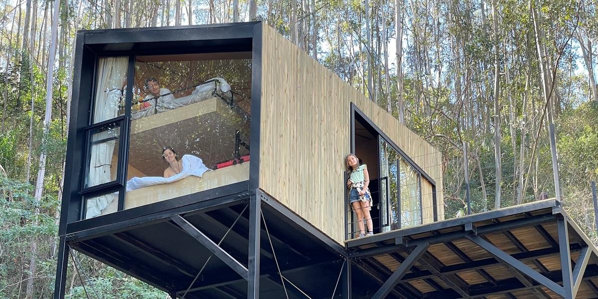 A casa é elevada no conceito "treehouse", a quase 4 metros do solo, na altura das árvores (Casa na árvore / divulgação)