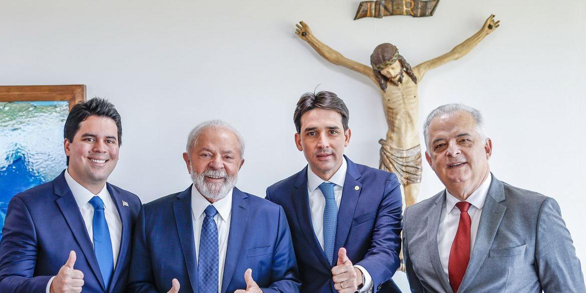 Lula com os ministros Sílvio Costa Filho, André Fufuca e Márcio França (Ricardo Stukert / PR)