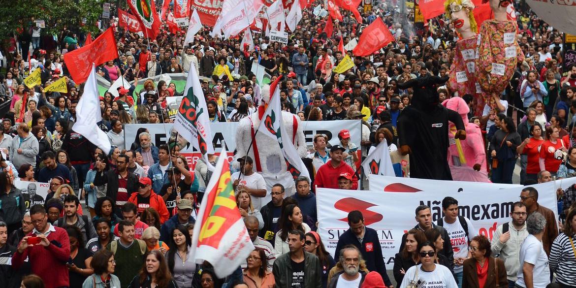 Manifestação das centrais sindicais contra a retirada de direitos trabalhistas na Avenida Paulista (Rovena Rosa/Agência Brasil)