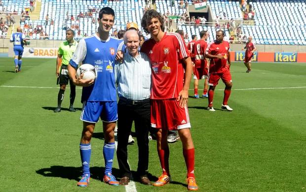 Djokovic e Guga posam ao lado de Zagallo antes do jogo festivo (André Durão / Globoesporte.com)