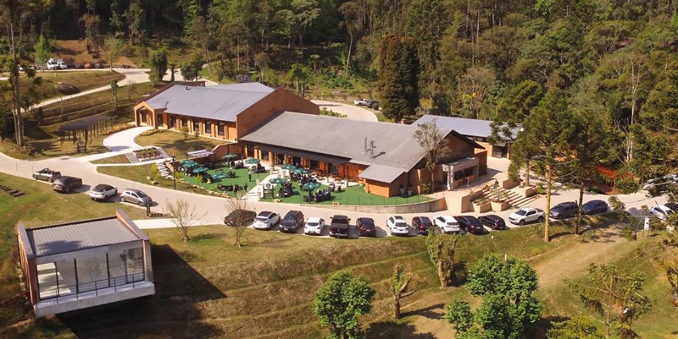 Para celebrar o início da estação das flores, que tal degustar cervejas especiais direto da fonte durante o tour por uma bela fábrica? (Parque da Cerveja / divulgação)