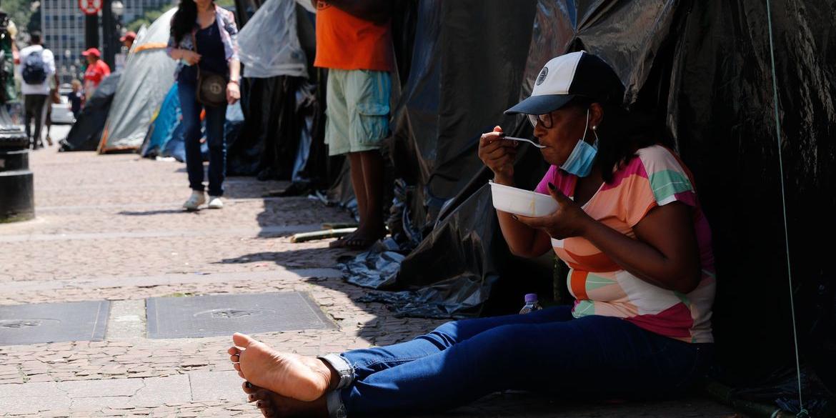 16/03/2023 - Integrantes do Movimento dos Trabalhadores Sem Teto (MTST) acampam na calçada do Viaduto do Chá, em à Prefeitura de São Paulo, para cobrar que o prefeito Ricardo Nunes cumpra promessas de construção de moradias (Fernando Frazão/Agência Brasil)