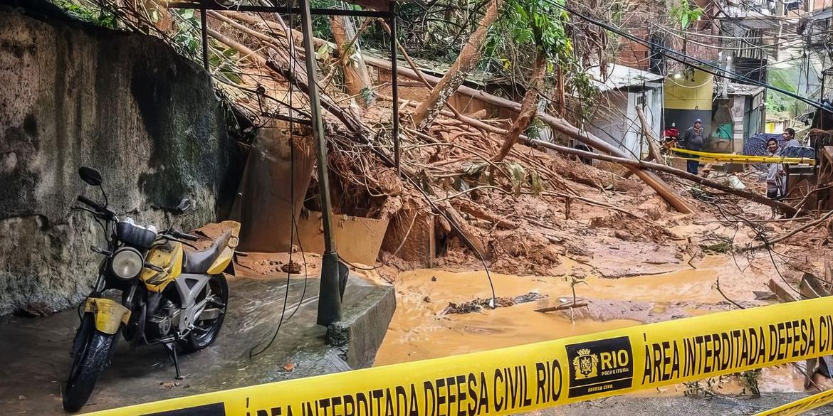 Segundo a Defesa Civil, a mulher de 67 anos de idade, cujo nome não foi divulgado, estava dentro de sua casa, alagada pelas chuvas dos últimos dias (Reprodução / Agência Brasil)