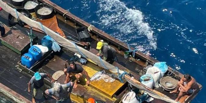 Tripulantes estavam há seis dias à deriva no mar (Divulgação / Marinha do Brasil)