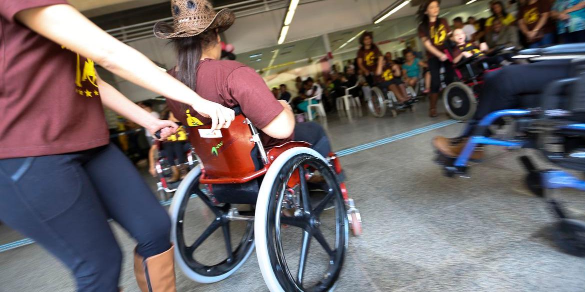 A Coordenação de Pessoas com Deficiência (Promodef) do DF realiza atividades em comemoração ao Dia Nacional de Luta da Pessoa com Deficiência, na estação 112 Sul do metrô (Marcelo Camargo/Agência Brasil)