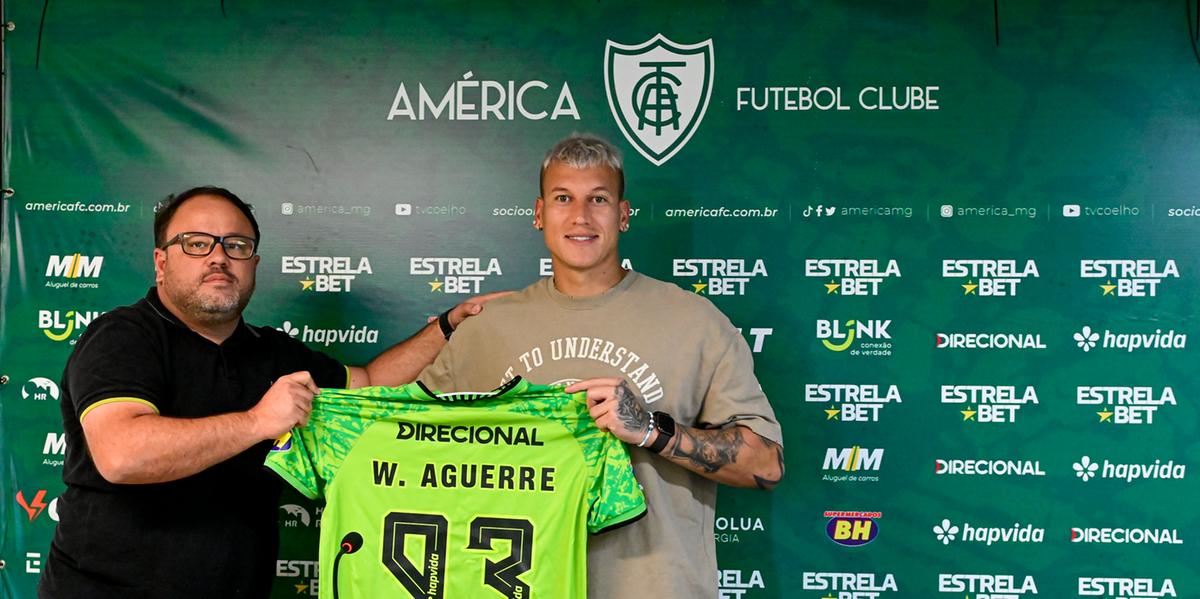 O goleiro Washington Aguerre ao lado do diretor de futebol do América, Fred Cascardo (Mourão Panda / América)