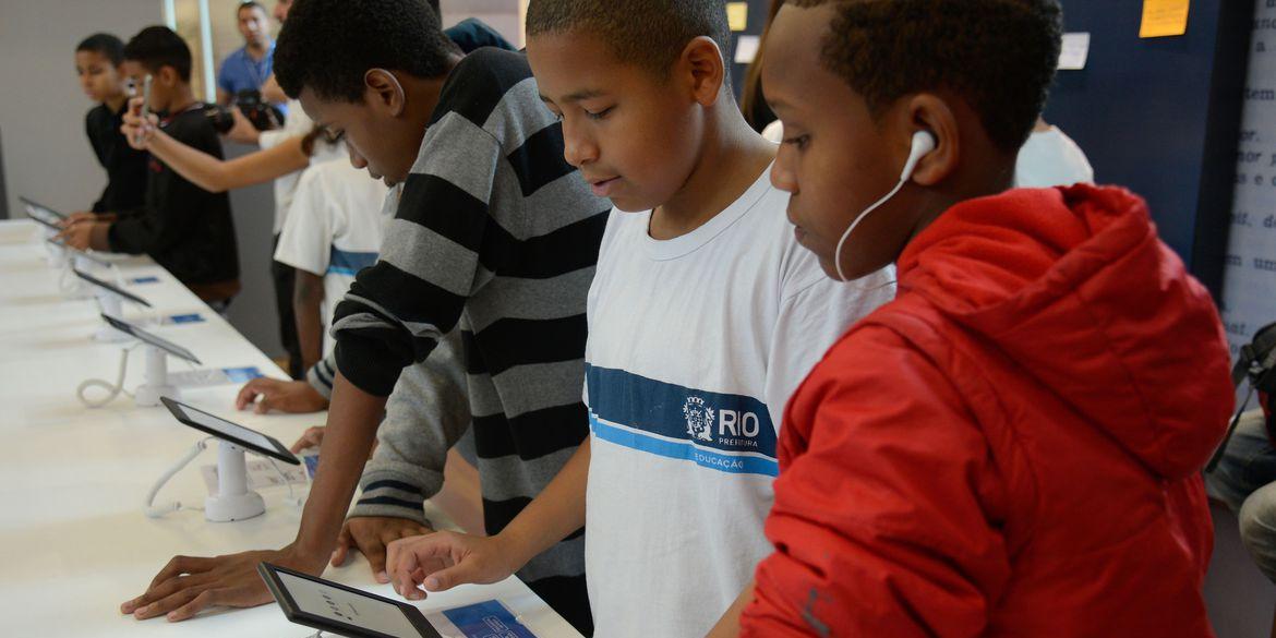 Estudantes participam do Ler - Salão Carioca do Livro, na Biblioteca Parque, no centro do Rio (Tomaz Silva/Agência Brasil)