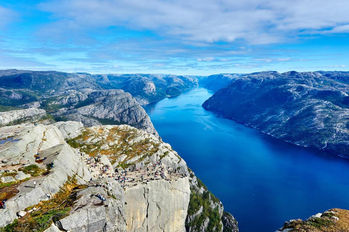 Lysefjord oferece cruzeiros pelos fiordes e trilhas inesquecíveis (Carl Cerstrand Nygh Unsplash)