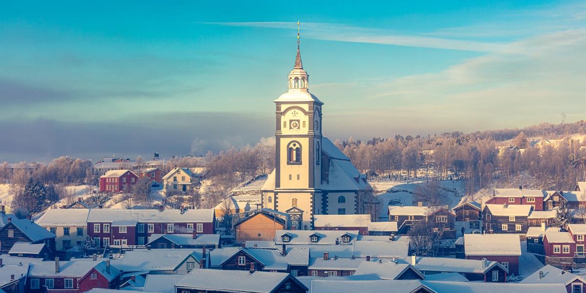 Røros é conhecida por ser um museu vivo com séculos de história, sobretudo entre suas ruas repletas de charme (Sven-Erik Knoff / Visit Norway)