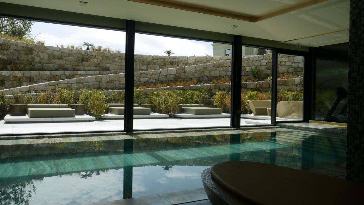 O hotel dispõe de um incrível Spa, e inclui piscina interior com luz natural, sauna e banho turco (Vila Foz / divulgação)