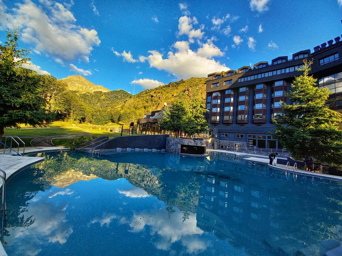 Hóspede pode optar pela piscina ao ar livre, em frente ao hotel, com vista deslumbrante (e no inverno, com a neve à sua volta) ou pela coberta e climatizada (Termas Chillán / divulgação)