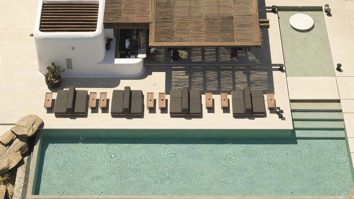 No Kalesma Mykonos, a piscina tem borda infinita, vista para o mar e acesso ao Restaurante Pere Ubu, com atmosfera descontraída durante o dia com música e deliciosos pratos para almoços leves (Kalesma Mykonos / divulgação)