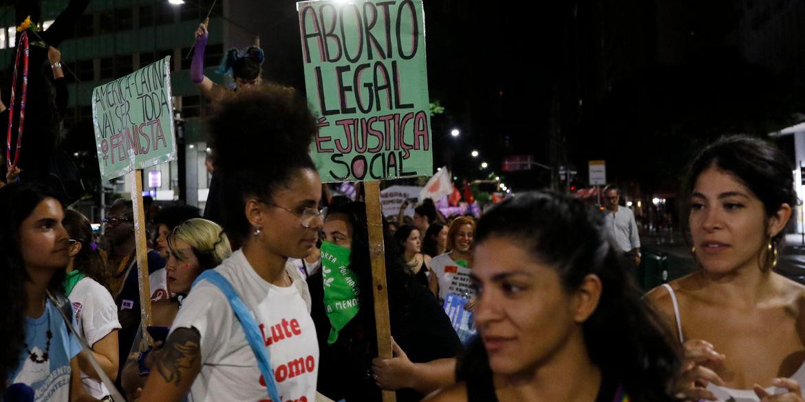 Rio de Janeiro (RJ), 08/03/2023 - Mulheres fazem passeata no Dia Internacional da Mulher - 8M, por direitos e contra a violência e o feminicídio, no centro da cidade (Fernando Frazão / Agência Brasil)