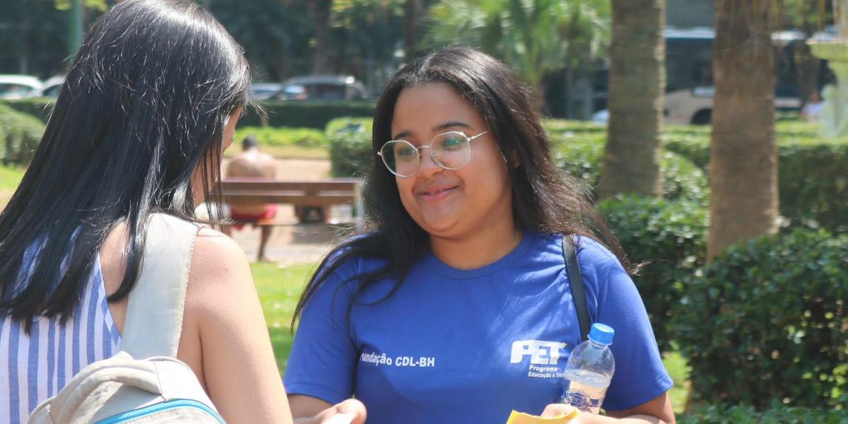 Jovens aprendizes compartilharam aprendizados adquiridos e distribuiram bilhetes com mensagens motivacionais escritas por eles na Praça da Liberdade (Estevão Galvão / CDL- BH)