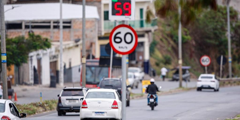 MG-20, que liga Belo Horizonte a Santa Luzia, é uma das rodovias mineiras com equipamentos de controle de velocidade; no trecho do Ribeiro de Abreu o limite é 60 km/h (Fernando Michel)