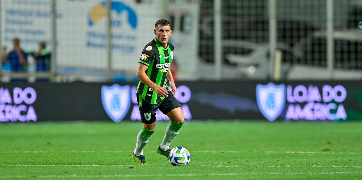 Martínez recebeu o terceiro cartão amarelo contra o Vasco e não pôde jogar o clássico no domingo (1) (Mourão Panda / América)