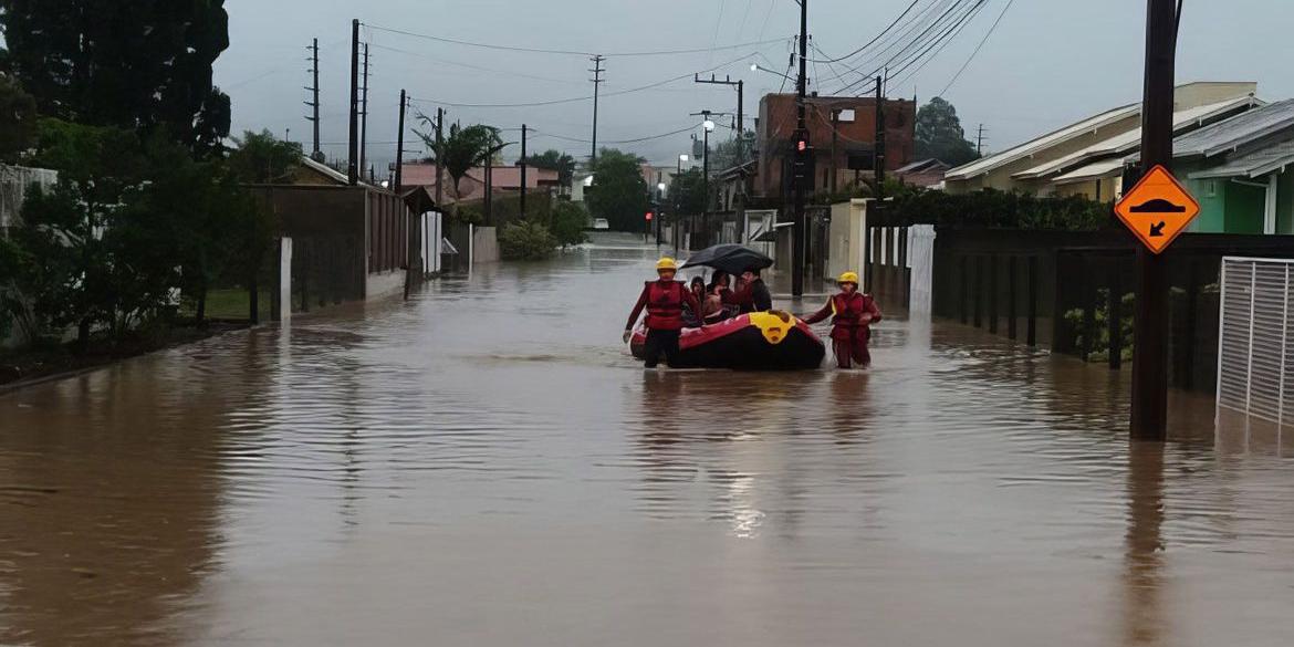 Chuvas fortes provocaram mortes e destruição em Santa Catarina (CBMSC)