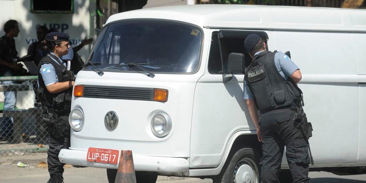 A operação está a cargo do Batalhão de Operações Policiais Especiais (Tânia Rêgo/Agência Brasil)