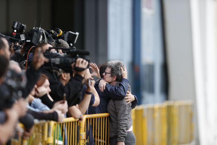 Ao desembarcar, Beatriz correu para abraçar o filho (Paulo Pinto/Agência Brasil)