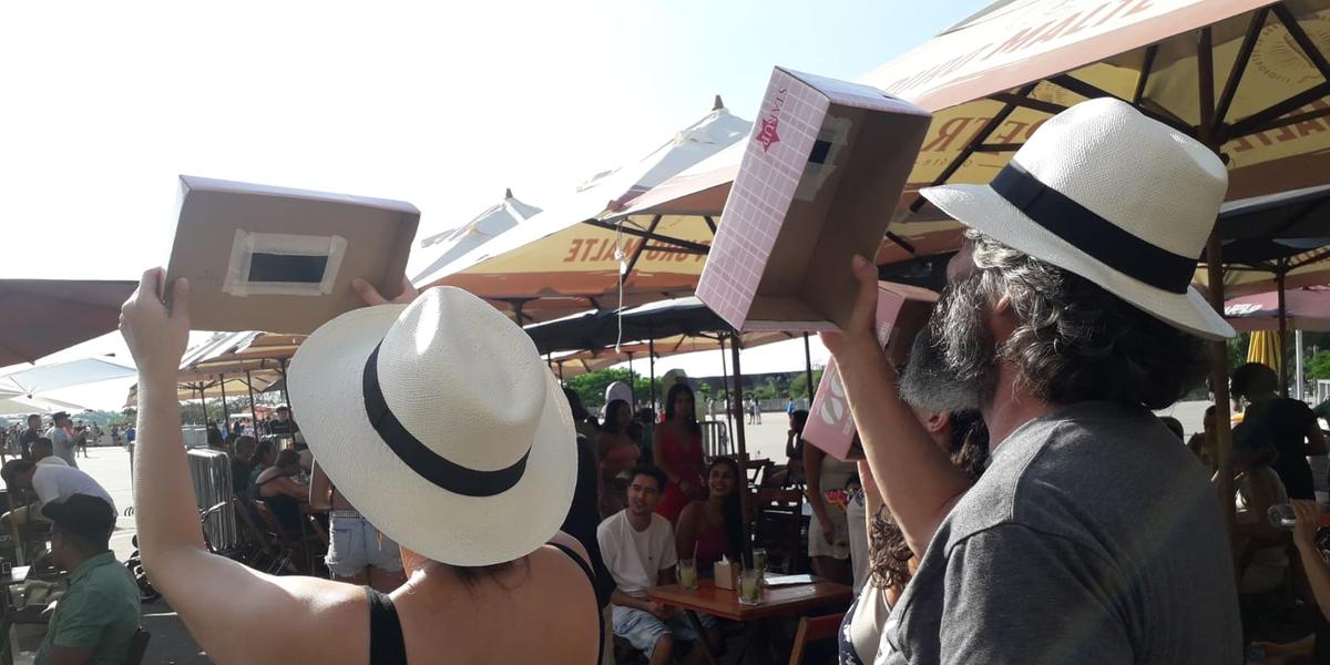 Centenas de pessoas  acompanham eclipse solar anular na Esplanada do Mineirão (Maurício Vieira / Hoje em Dia)