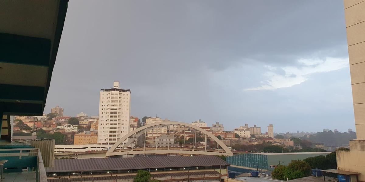 Céu amanheceu nublado neste domingo (22) (Maurício Vieira / Hoje em Dia)