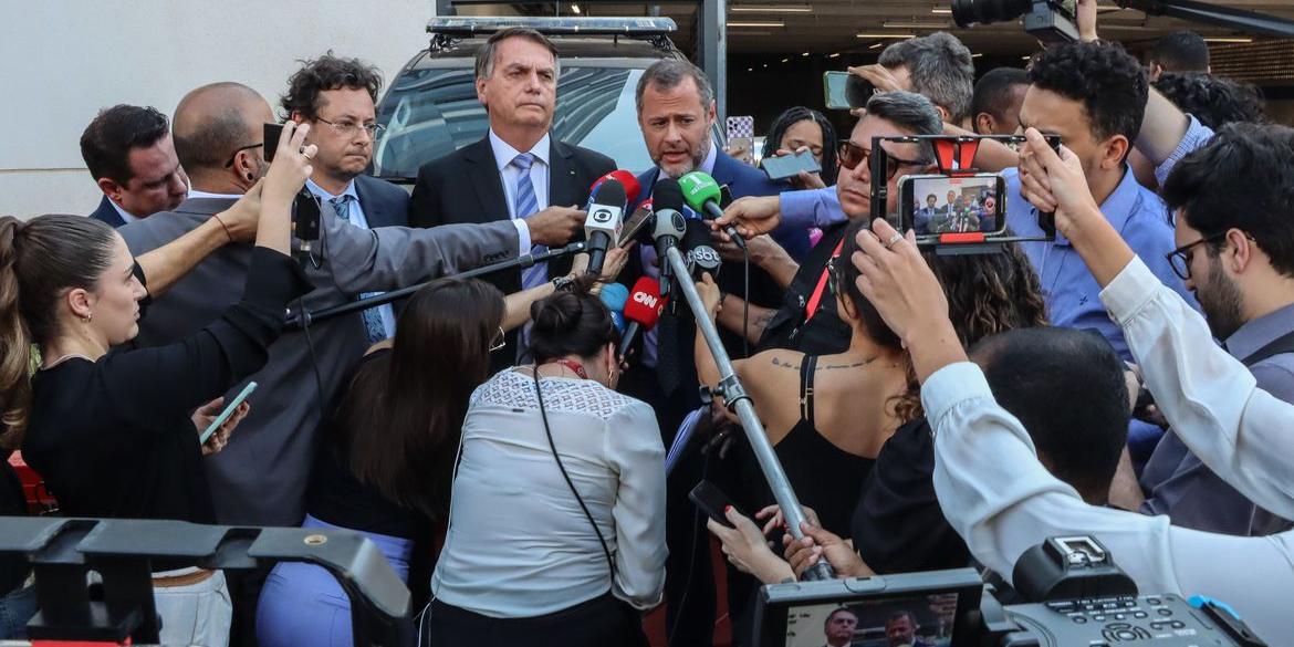 Brasília (DF), 18/10/2023, O ex-presidente Jair Bolsonaro, fala com jornalistas, na sede da Polícia Federal em Brasília. (Valter Campanato / Agência Brasil)