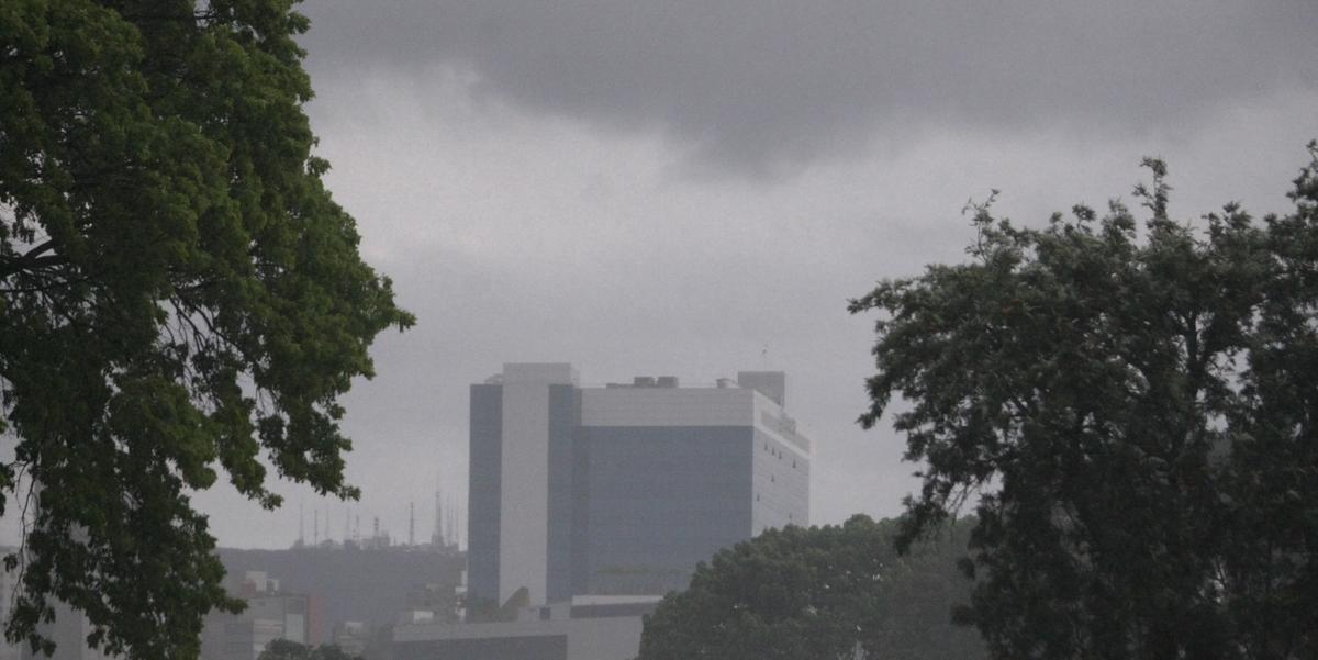 Céu ficou preto no meio da tarde em BH (Maurício Vieira / Hoje em Dia)